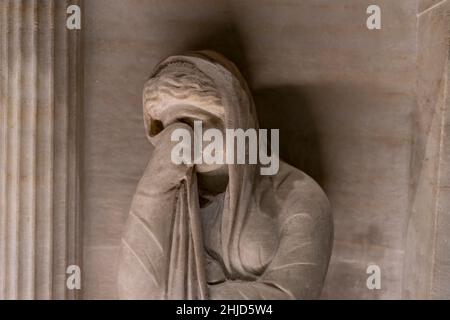 Nahaufnahme des Sarkophags der weinenden Frauen in den Istanbuler Archäologiemuseen, Türkei. Stockfoto