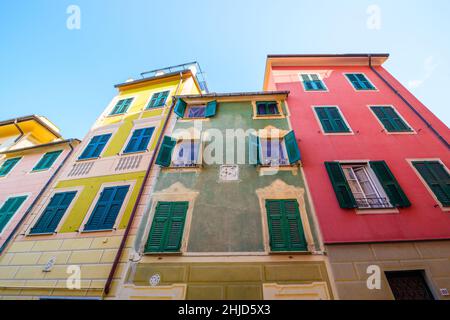 Italien. Traditionelle Farben des Hauses, Wände, Türen, Fenster. Stockfoto