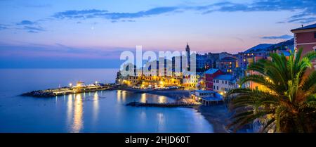 Nachtpanorama. Küste von Ligurien. Mittelmeer. Bogliasco Dorf bei Nacht. Italien. Stockfoto