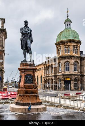 Restaurierte Robert Burns Statue nach Straßenbauarbeiten mit Corn Exchange Gebäude, Bernard Street, Leith, Edinburgh, Schottland wieder eingesetzt Stockfoto