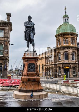 Restaurierte Robert Burns Statue nach Straßenbauarbeiten mit Corn Exchange Gebäude, Bernard Street, Leith, Edinburgh, Schottland wieder eingesetzt Stockfoto