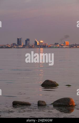 Wunderschöne malerische Aussicht auf die Altstadt von Tallinn vom Meer bei Sonnenuntergang. Panoramablick, Skyline von Tallinn Stockfoto