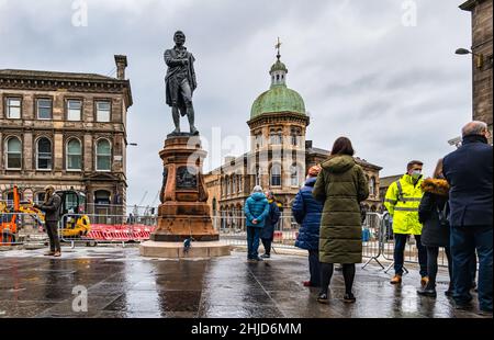 Restaurierte Robert Burns Statue nach Straßenbauarbeiten mit Victorian Corn Exchange, Bernard Street, Leith, Edinburgh, Schottland wieder eingesetzt Stockfoto