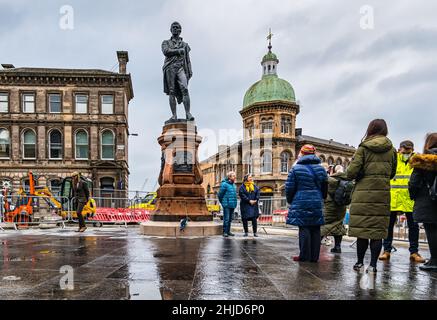 Restaurierte Robert Burns Statue nach Straßenbauarbeiten mit Victorian Corn Exchange, Bernard Street, Leith, Edinburgh, Schottland wieder eingesetzt Stockfoto