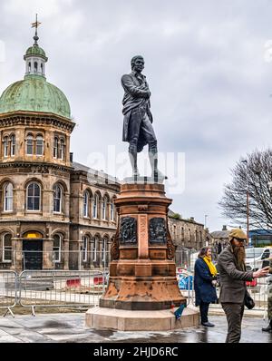 Enthüllung der Robert Burns Statue nach Straßenbauarbeiten mit Victorian Corn Exchange, Bernard Street, Leith, Edinburgh, Schottland Stockfoto