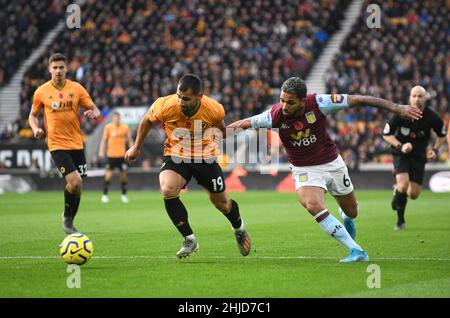 Wölfe Fußballspieler Jonny Otto und Douglas Luiz von Villa. Wolverhampton Wanderers gegen Aston Villa im Molineux Stadium 10/11/2019 - English Premier League Stockfoto