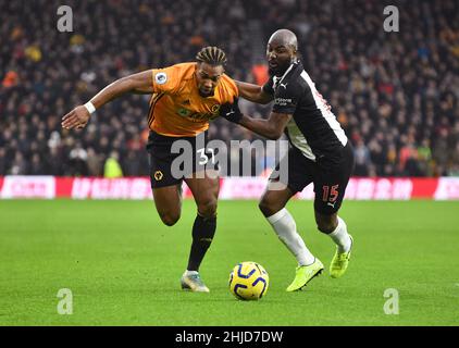 Wölfe Fußballspieler Adama Traore und Jetro Willems aus Newcastle. Wolverhampton Wanderers gegen Newcastle United im Molineux Stadium 11/01/2020 - English Premier League Stockfoto