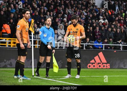 Assistenzschiedsrichter Sian Massey Ellis zwischen Pedro Neto und Joao Mouthino von Wolverhampton Wanderers. Wolverhampton Wanderers gegen Newcastle United im Molineux Stadium 11/01/2020 - English Premier League Stockfoto