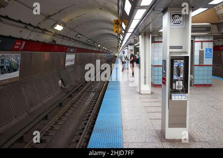 Lange Plattform auf der roten Linie cta Lake Station die längste in Nordamerika chicago illinois vereinigte Staaten von amerika Stockfoto