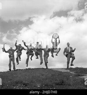 Orchester in der 1950s. Der schwedische Musiker Carl-Henrik Norin hat an einem Sommertag den dritten von rechts mit seinem Orchester dargestellt. Die Mitglieder halten ihre Instrumente in der Hand, wenn sie für den Fotografen springen. Schweden 1954 Ref. Kristoffersson BP29-4 Stockfoto