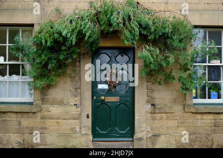 Kirkby Lonsdale, South Lakeland, Cumbria, England, Großbritannien. Ungewöhnliche Weihnachten Türdekoration Stockfoto