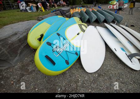 Stand Up Paddleboards zum Verleih coniston Lake District, cumbria, england, uk Stockfoto