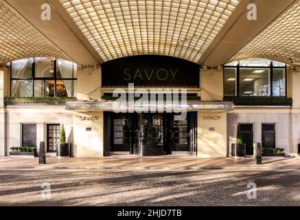 Hinterer Eingang zum Savoy, einem Luxushotel in London; entworfen von Thomas Collcutt, erbaut von Richard D'Oyly Carte, Impresario, 1889 Stockfoto
