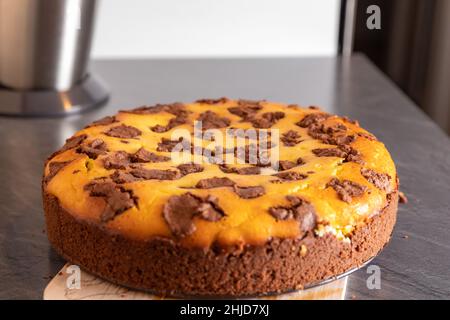 Russischen Kuchen auf rustikalen Holz Hintergrund zupfen. Stockfoto