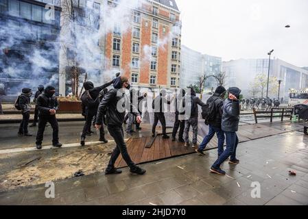 Demonstranten konfrontieren die Polizei während der Demonstration mit Glas, Steinen und Teilen von provisorischen Barrikaden inmitten von Teergasrauch.das Ende der Sonntagsdemonstration in der belgischen Stadt Brüssel und im Herzen der Europäischen Union wurde von einer kleinen Minderheit, die nur auf Gewalt ausging, getrübt. Als sich mehr als 50.000 Demonstranten aus allen Teilen Europas an einem regierungsfeindlichen Coronavirus-Protest beteiligten, der ohne Zwischenfälle vorüberging. Eine gewalttätige Minderheit, schwarz gekleidet, überrannte den Europäischen Bezirk, sie zerstörten Autos, Steine wurden katapultiert und geworfen und Straßenschilder entwurzelt, die Front des EAD ‘ Stockfoto