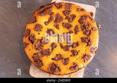 Russischen Kuchen auf rustikalen Holz Hintergrund zupfen. Stockfoto