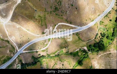 Direkt über Luftbildautobahn, umgeben von Land und Wiesen der Landschaft an sonnigen Tagen. Spanien Stockfoto