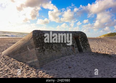 Alte Betonbunker aus dem Zweiten Weltkrieg säumen die Strände an der Westküste Dänemarks. Die Bunker sind Teil der Atlantikmauer, die ein umfangreiches System o war Stockfoto