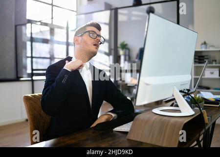 Geschäftsmanns, der bei heißem Wetter Im Büro Stockfoto