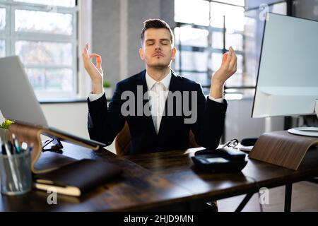Mitarbeiter Macht Yoga-Meditation Für Psychische Gesundheit Im Büro Stockfoto