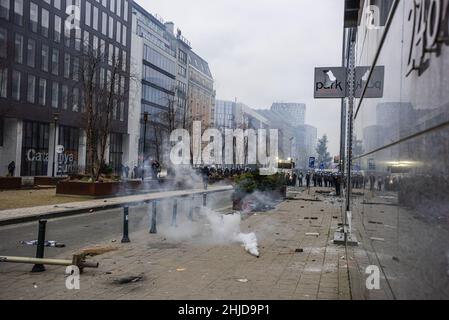 Brüssel, Belgien. 23rd Januar 2022. Die Anti-Unruhen-Polizei steht während der Demonstration auf der Hut.das Ende der Demonstration am Sonntag in der belgischen Stadt Brüssel und im Herzen der Europäischen Union wurde von einer kleinen Minderheit, die nur auf Gewalt ausging, getrübt. Als sich mehr als 50.000 Demonstranten aus allen Teilen Europas an einem regierungsfeindlichen Coronavirus-Protest beteiligten, der ohne Zwischenfälle vorüberging. Eine gewalttätige Minderheit, die in Schwarz gekleidet war, überrannte den Europäischen Bezirk, sie zerstörten Autos, Steine wurden katapultiert und geworfen und Straßenschilder wurden entwurzelt, die Front des EAD ''˜European External Action SE Stockfoto