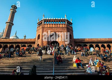 Neu-Delhi, Indien. 28th Januar 2022. Besucher, die während der Freitagsgebete auf der Treppe der Jama Masjid Moschee gesehen wurden. (Foto von Pradeep Gaur/SOPA Images/Sipa USA) Quelle: SIPA USA/Alamy Live News Stockfoto