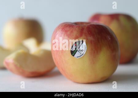 Mumbai, Indien, Januar 20 2022: Reine Äpfel aus Neuseeland. Apfel mit Etikett darauf. Eine Ernte von roten frischen Äpfeln, die zufällig zusammen mit j platziert werden Stockfoto