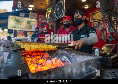 Neu-Delhi, Indien. 28th Januar 2022. Ein Mann sah, wie er Seekh Kebab in Qureshi Kabab Corner, Jama Masjid Market, Alt-Delhi, machte.Märkte und Einkaufszentren in der Hauptstadt öffneten in voller Kapazität, nachdem die Regierung von Delhi beschlossen hatte, die Sperrstunde am Wochenende und ungerade Regel für Geschäfte aufzuheben. (Foto von Pradeep Gaur/SOPA Images/Sipa USA) Quelle: SIPA USA/Alamy Live News Stockfoto