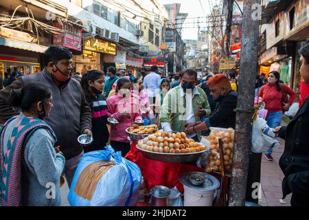 Neu-Delhi, Indien. 28th Januar 2022. Ein überfüllter Panipuri (berühmtes indisches Street Food)-Stand am Nai Sadak in Chandni chowk, im alten Delhi.Märkte und Einkaufszentren in der Hauptstadt wurden in voller Kapazität eröffnet, nachdem die Regierung von Delhi beschlossen hatte, die Sperrstunde am Wochenende und die ungerade Regel für Geschäfte aufzuheben. Kredit: SOPA Images Limited/Alamy Live Nachrichten Stockfoto