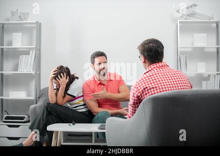 Ehepaar diskutiert Probleme in der Familie mit Sozialarbeitern oder Familienpsychologen. Das Paar erzählt dem Psychologen von Familienproblemen. Stockfoto