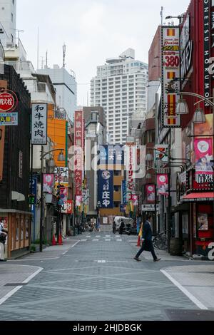 Blick auf die enge Straße am Morgen im Geschäftsviertel von Ikebukuro, Toshima, Tokio Stockfoto