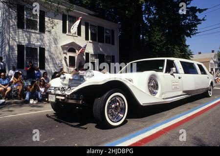 Unabhängigkeitstag älteste Parade glücklich 4.. juli RI, USA excalibur Auto La plus ancienne Parade aux usa gedenken le jour de l'independance Stockfoto