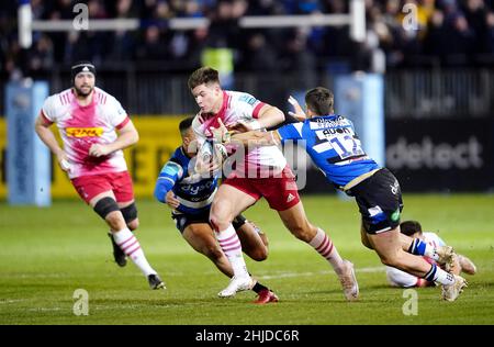 Huw Jones (Mitte) von Harlequins wird während des Spiels der Gallagher Premiership auf dem Recreation Ground in Bath von Cameron Redpath (rechts) und Max Ojomoh von Bath Rugby bekämpft. Bilddatum: Freitag, 28. Januar 2022. Stockfoto