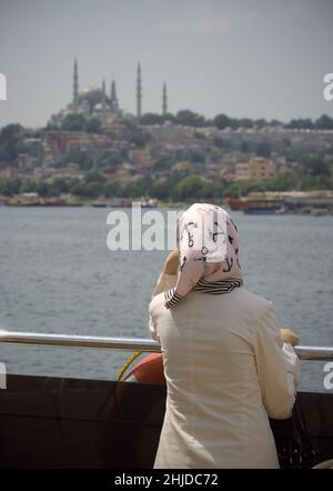 muslimische Frau mit Kopftuch Hijab in Istanbul, Türkei Stockfoto