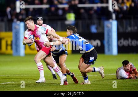 Huw Jones (links) von Harlequins wird während des Spiels der Gallagher Premiership am Recreation Ground in Bath von Cameron Redpath (rechts) und Max Ojomoh von Bath Rugby bekämpft. Bilddatum: Freitag, 28. Januar 2022. Stockfoto