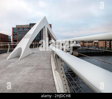 Tradeston Footbridge Bridge auch bekannt als die quiggly Brücke über den Fluss Clyde in Glasgow Stockfoto