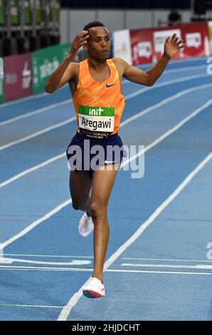 Karlsruhe, Deutschland. 28th Januar 2022. Leichtathletik, Indoor Meeting. Berihu Aregawi aus Äthiopien gewinnt die 3000m der Männer. Quelle: Uli Deck/dpa/Alamy Live News Stockfoto