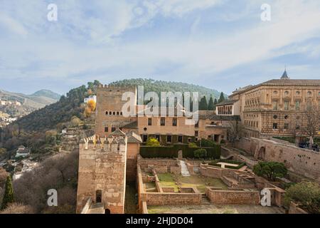 Details der Innenbauten der arabischen Festung der Alhambra, auf der rechten Seite steht der Palast von Carlos V. im Renaissance-Stil. Granate. Komm Stockfoto