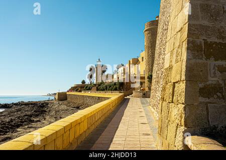 Weg neben den Mauern der alten Burg am Ufer des Mittelmeers in der Stadt Roquetas del Mar. Provinz Almeria. Andalusien. Spanien Stockfoto
