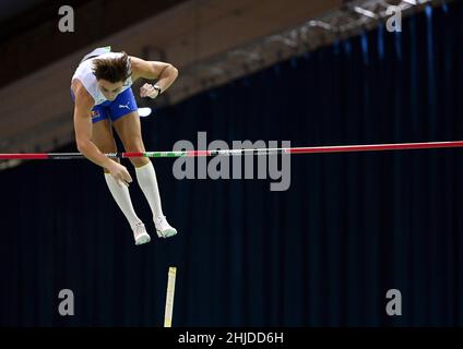 Karlsruhe, Deutschland. 28th Januar 2022. Leichtathletik, Indoor Meeting. Armand Duplantis aus Schweden im Stabhochsprung der Männer. Quelle: Uli Deck/dpa/Alamy Live News Stockfoto