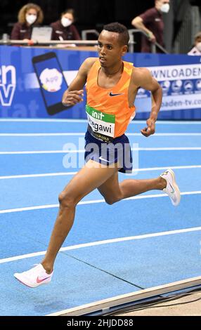 Karlsruhe, Deutschland. 28th Januar 2022. Leichtathletik, Indoor Meeting. Berihu Aregawi aus Äthiopien leitet die 3000m Männer. Quelle: Uli Deck/dpa/Alamy Live News Stockfoto