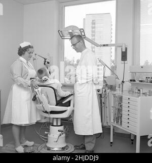 Beim Zahnarzt im 1960s. Ein Junge wird von einem Zahnarzt untersucht und behandelt. Eine Krankenschwester hilft. Schweden juli 5 1962. Stockfoto