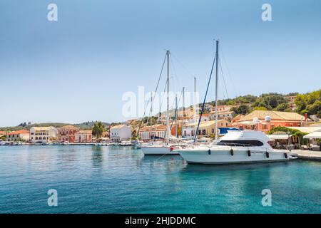 Segelboote im Hafen von Gaios auf der Insel Paxos in der Nähe von Korfu, Griechenland, Europa. Stockfoto