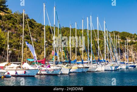 Segelboote im Hafen von Gaios auf der Insel Paxos in der Nähe von Korfu, Griechenland, Europa. Stockfoto