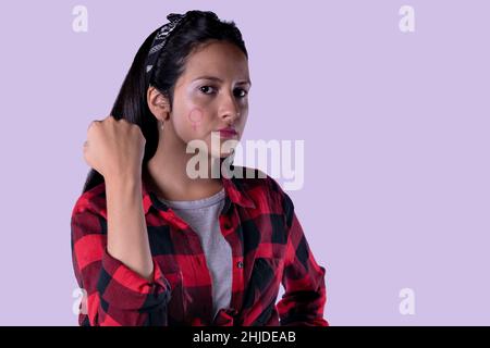 Porträt einer ernsthaften Latina-Frau. Konzept des Feminismus Stockfoto