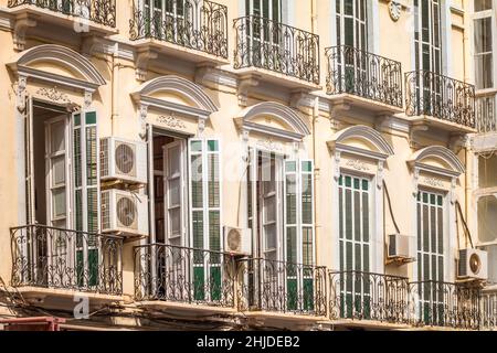 Ausstattung von Außenklimaanlagen an der Fassade eines historischen Hauses. Stockfoto