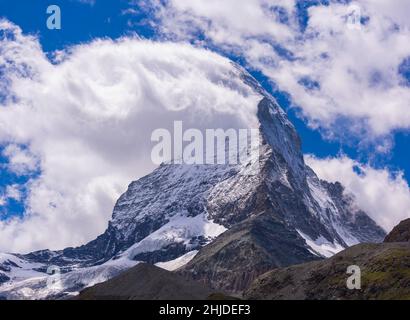 ZERMATT, SCHWEIZ - das Matterhorn, ein 4.470 Meter (14.692 Fuß) hoher Berg, in den Walliser Penninalpen. Stockfoto