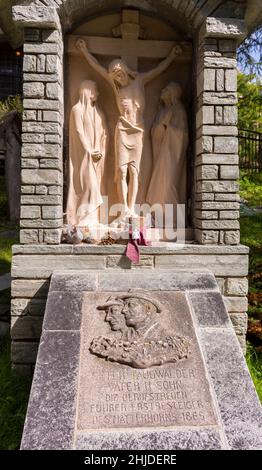 ZERMATT, SCHWEIZ - Denkmal für Vater und Sohn Bergsteiger Peter und Peter Taugwalder, Bergsteigerfriedhof, Bergsteigerfriedhof. Stockfoto