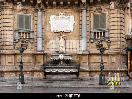 Brunnen, der die Sommersaison in Quattro Canti, Palermo, Sizilien, Italien darstellt Stockfoto