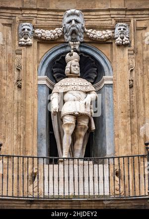 Statue von König Philipp III. An der Fassade von Quattro Canti, Piazza Vigliena, Palermo, Sizilien, Italien Stockfoto